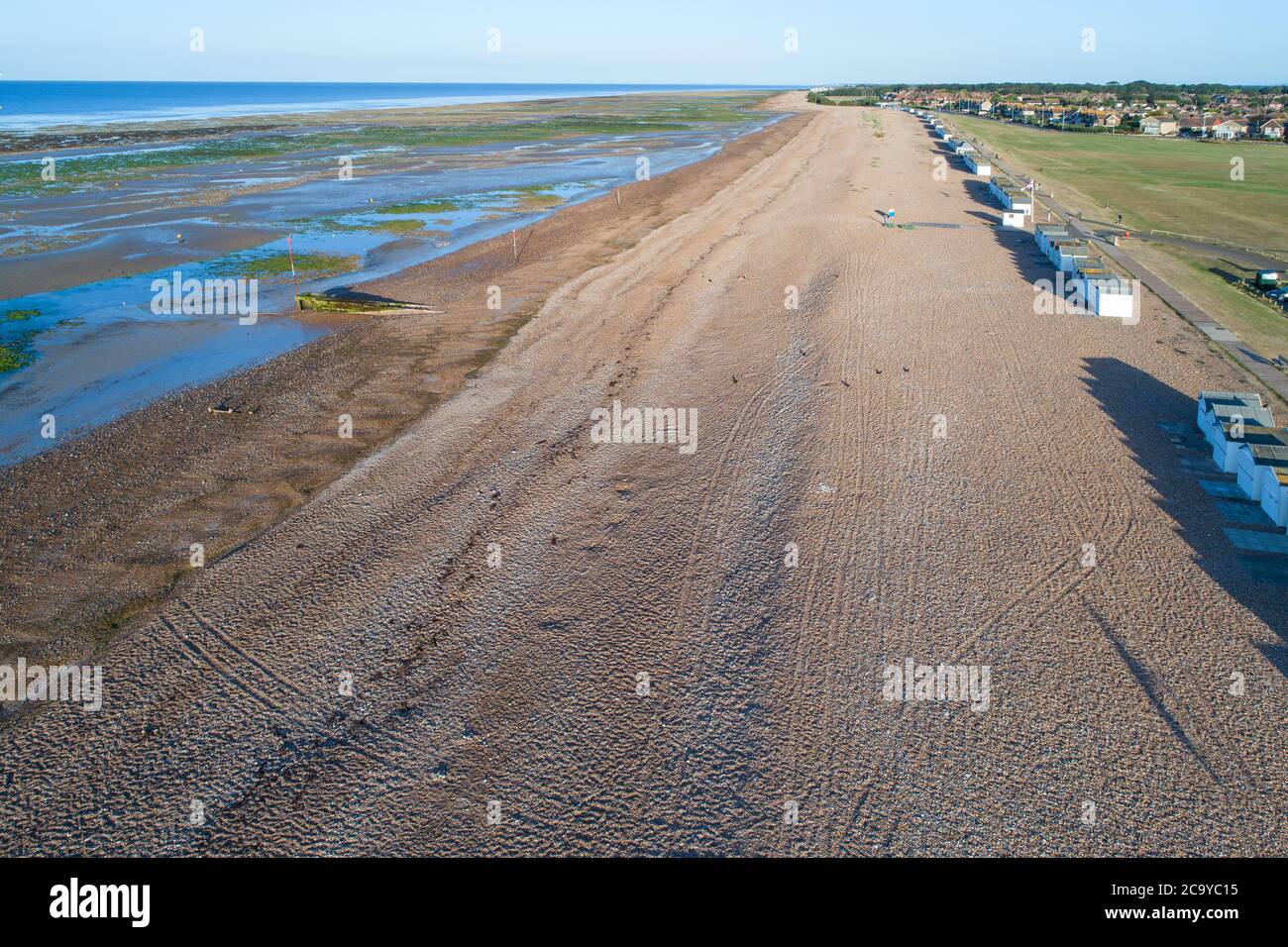 vista aerea di goring sul mare e la spiaggia di ciottoli sulla costa occidentale del sussex Foto Stock