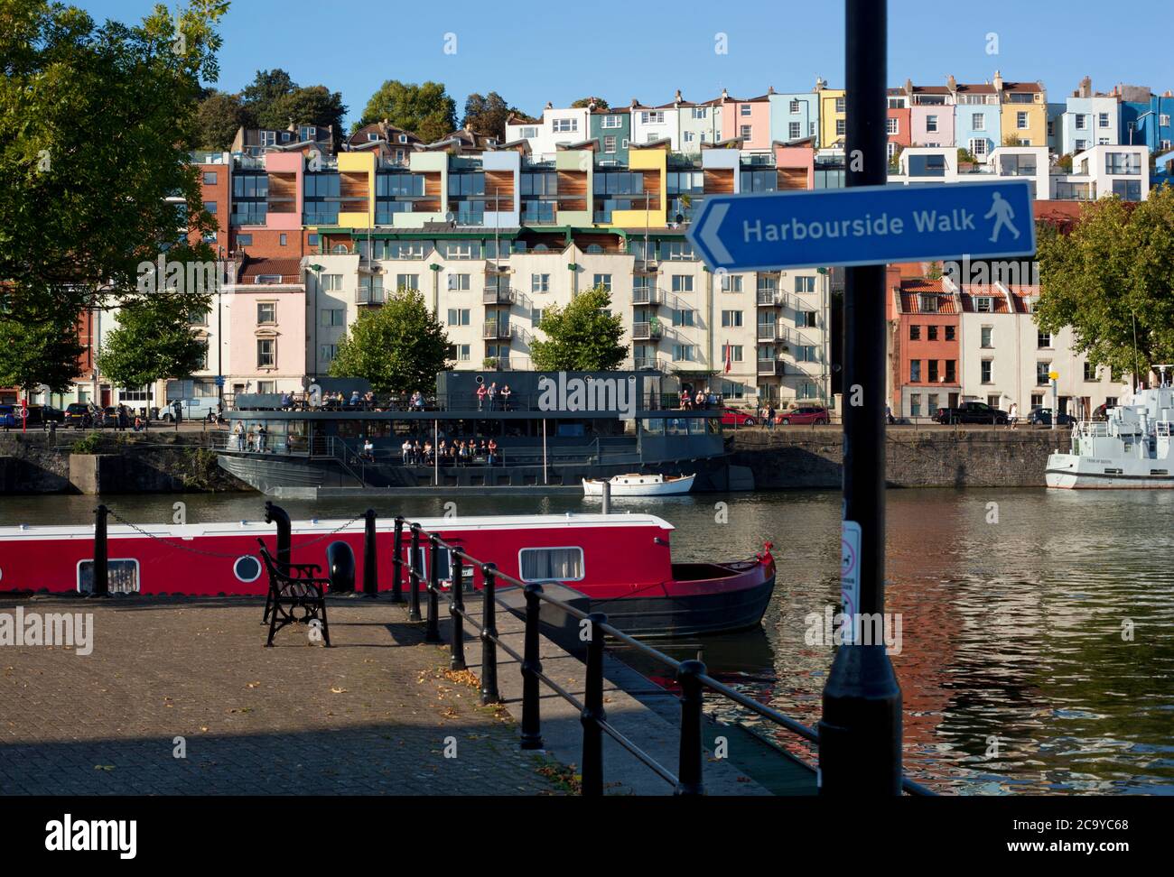 Vista dalla passeggiata Harbourside alle case dipinte di Hotwell a Bristol, Regno Unito Foto Stock