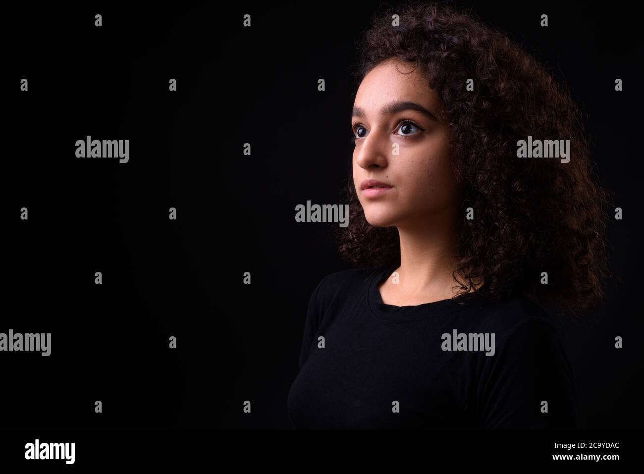 Ritratto di giovane bella ragazza persiana adolescente con capelli ricci Foto Stock