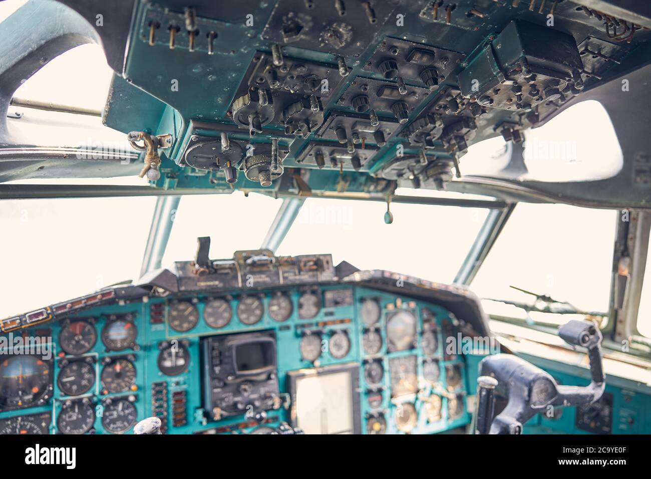 Aereo di cabina pilota con pannelli di controllo centrali Foto Stock
