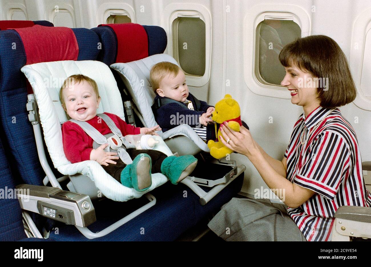 British Airways introdurrà seggiolini di sicurezza per bambini per i passeggeri molto giovani che viaggiano sui loro aeromobili nel 1991. I seggiolini per bambini si basano sul modello progettato per i veicoli a motore. Foto Stock