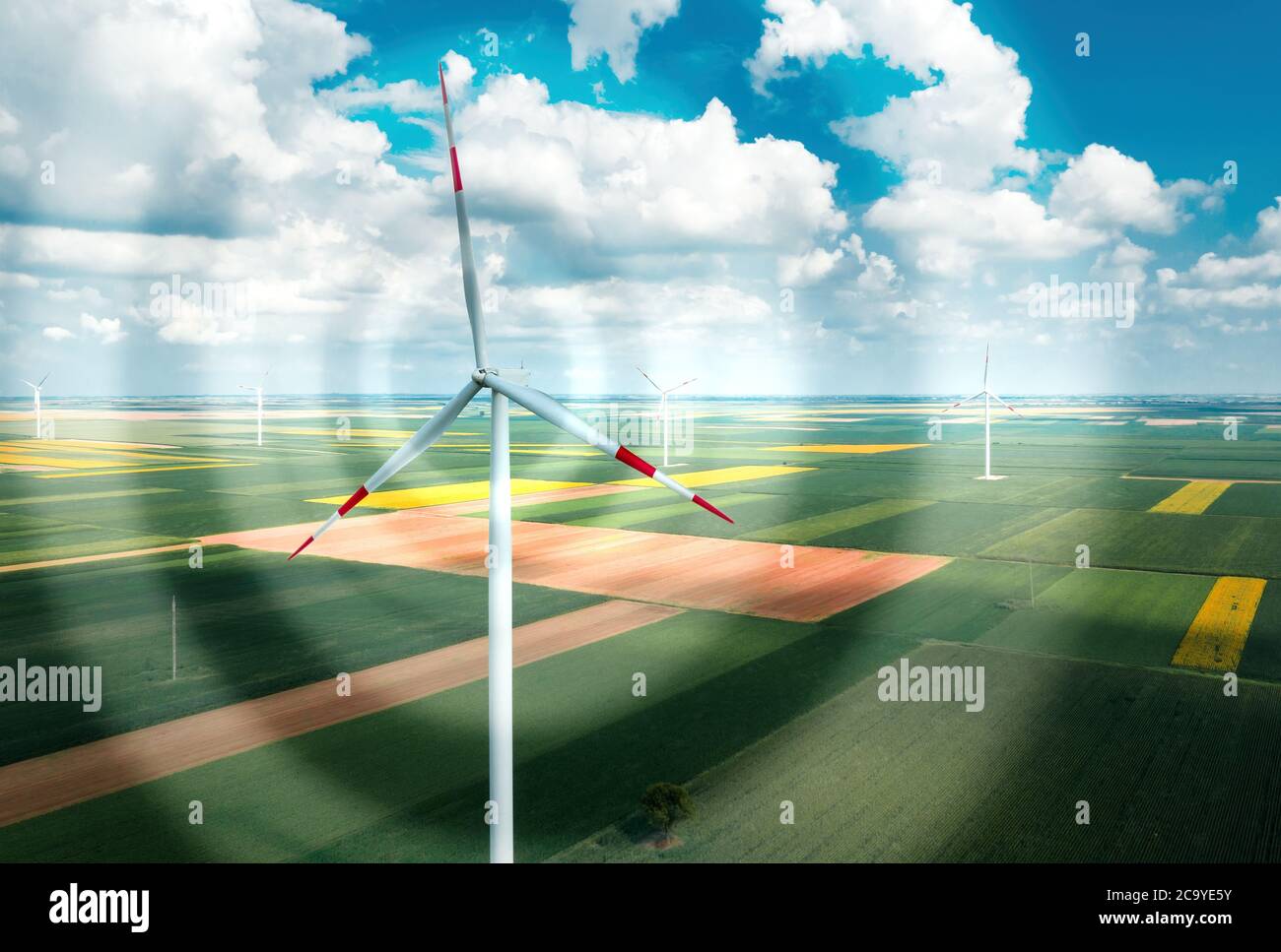 Vista aerea delle turbine eoliche della moderna azienda eolica dal drone pov, immagine digitale migliorata visione ad alto angolo di risorse sostenibili innovative technolo Foto Stock