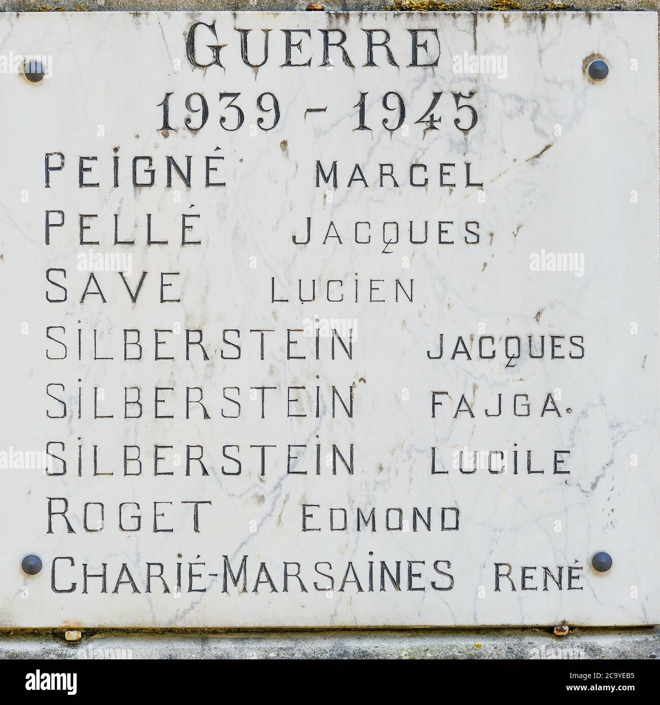 Targa omaggio a 39-45 vittime di guerra, monumento militare, Corbigny, Nièvre, Bourgogne Franche-Comté Regione, Francia Foto Stock