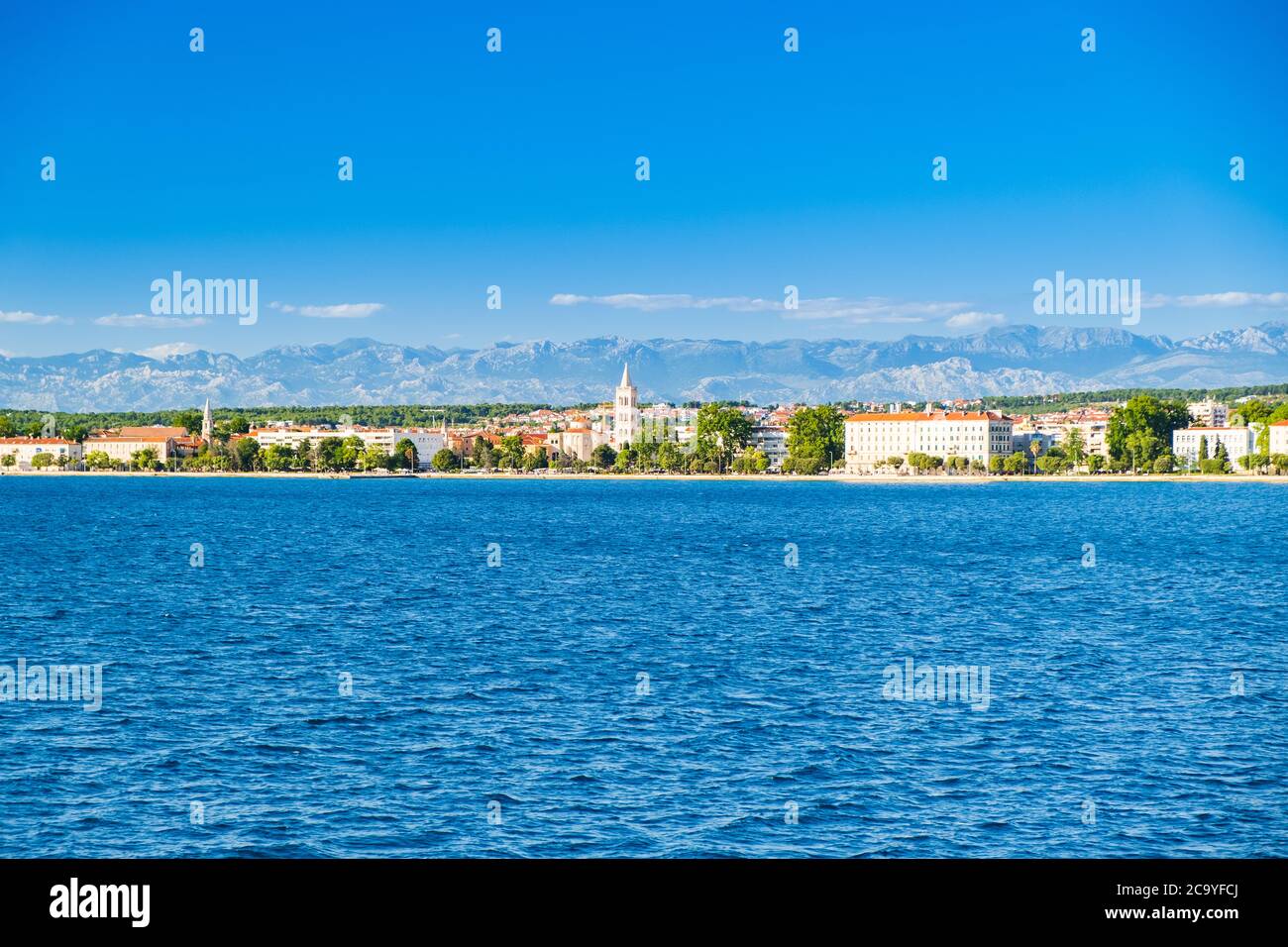 Croazia, città di Zadar, vista panoramica frome il mare. Zadar è famosa destinazione turistica al mare Adriatico costa. Foto Stock