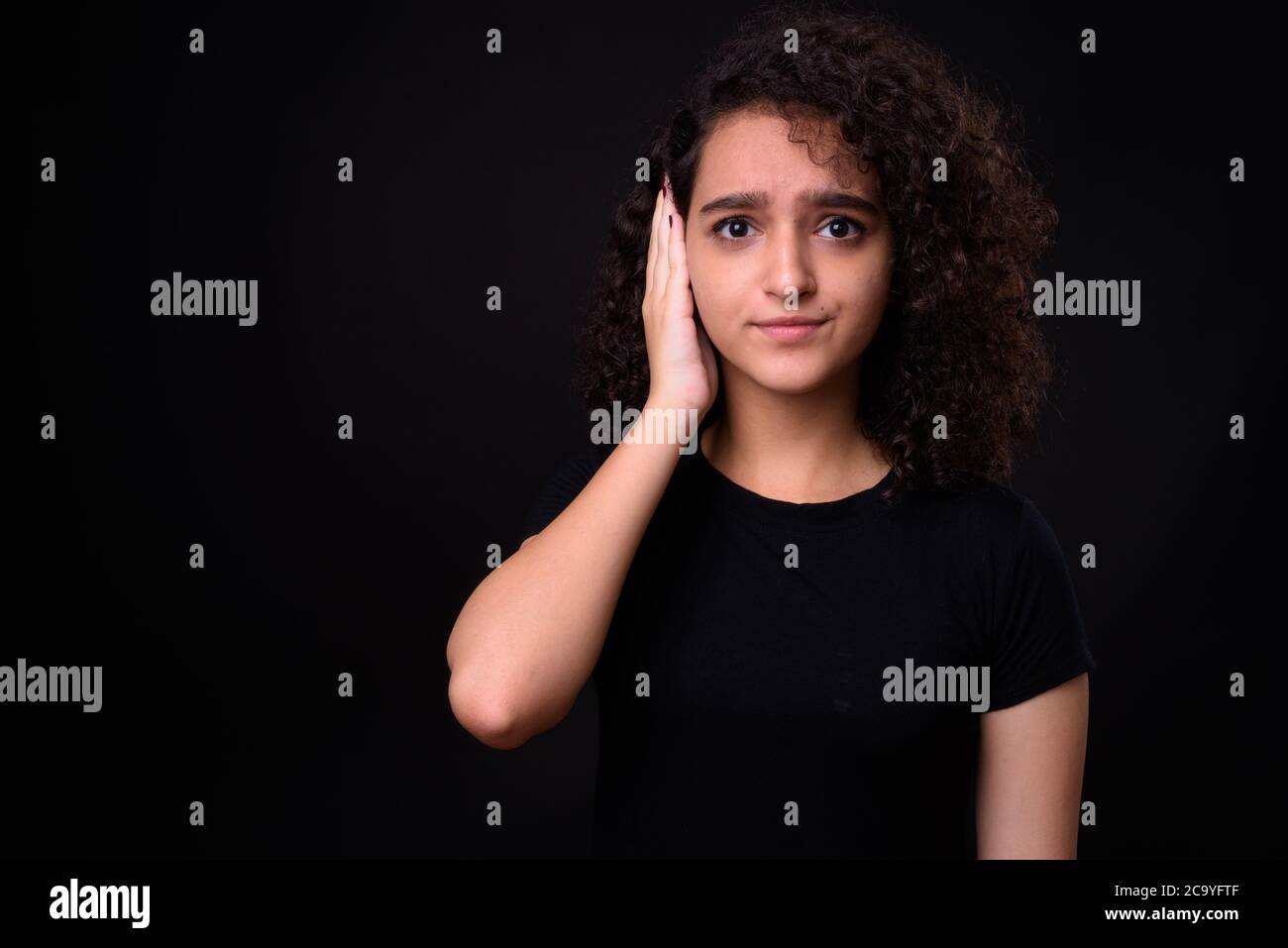 Ritratto di giovane bella ragazza persiana adolescente con capelli ricci Foto Stock