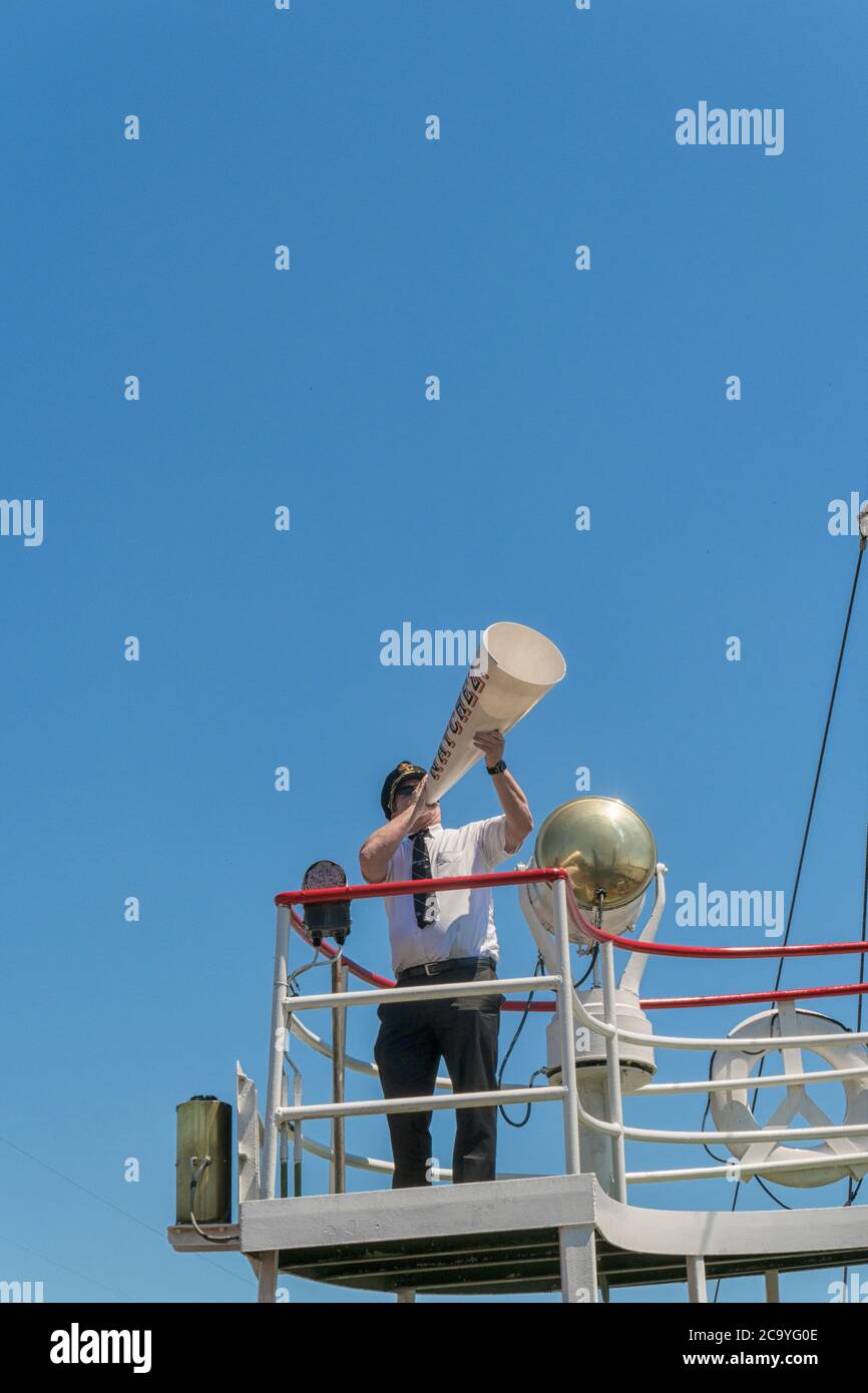Capitano che utilizza il megafono sul battello fluviale Natchez, sul fiume Mississippi, New Orleans, Louisiana Foto Stock