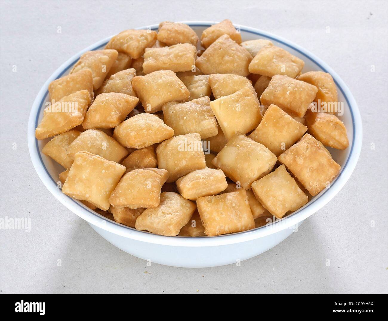 Shakkar Pare conosciuto anche come Shakkarpare, Shakarpare, Shakarpali, Shakkar Para, Sakarpara o Shankarpalli o shankar Pale è uno spuntino tipico Foto Stock