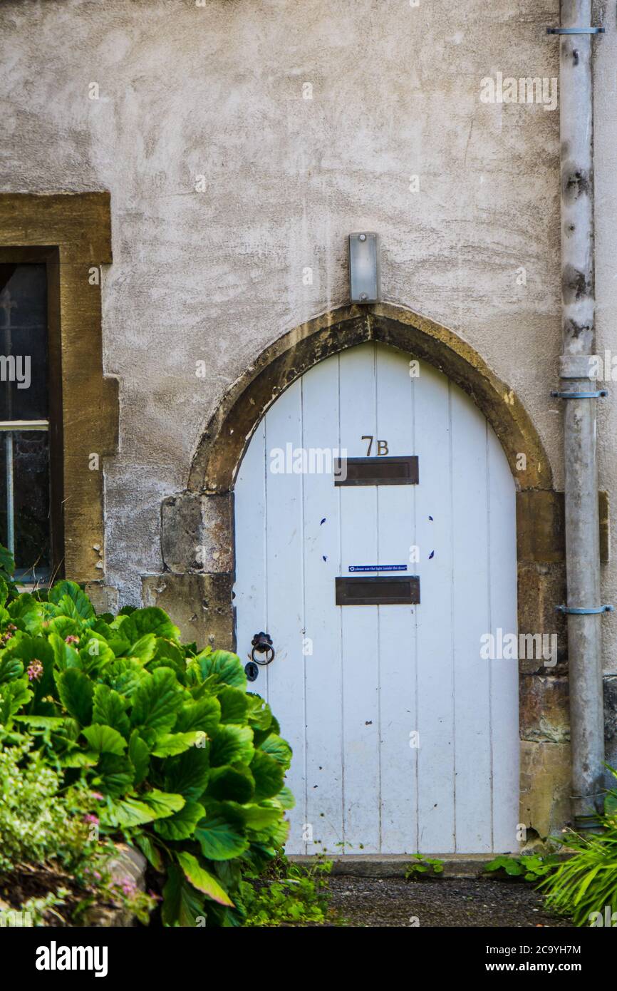 Porta di fronte a un bellissimo cottage inglese antico Foto Stock