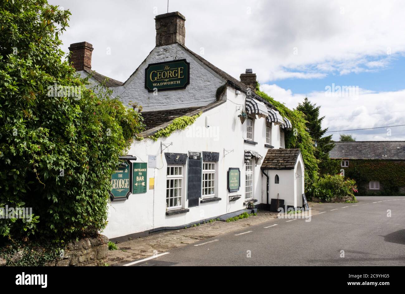The George Inn Tradition English Village pub in St Briavel's, Forest of Dean District, Gloucestershire, Inghilterra, Regno Unito, Gran Bretagna Foto Stock