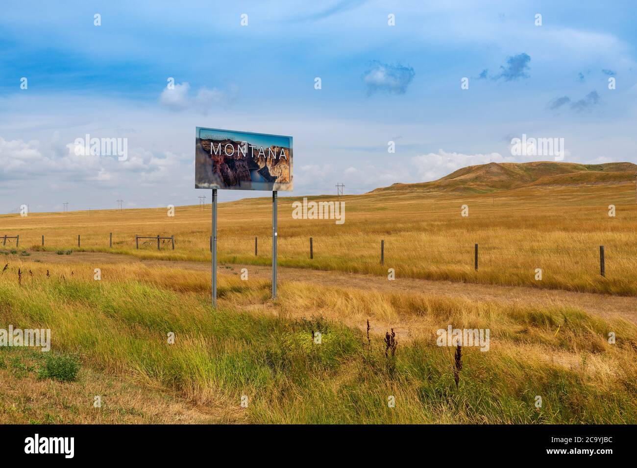 Montana, USA - 8 agosto 2014: Un cartello di benvenuto dello stato del Montana lungo l'autostrada US 212 negli Stati Uniti. Foto Stock
