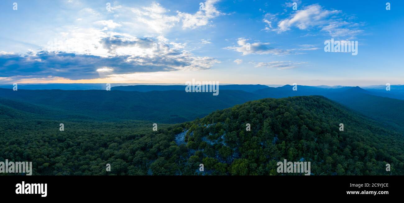 Un panorama aereo di Duncan Knob e la gamma Massanutten, situato nella George Washington National Forest, in Page County Virginia. Foto Stock