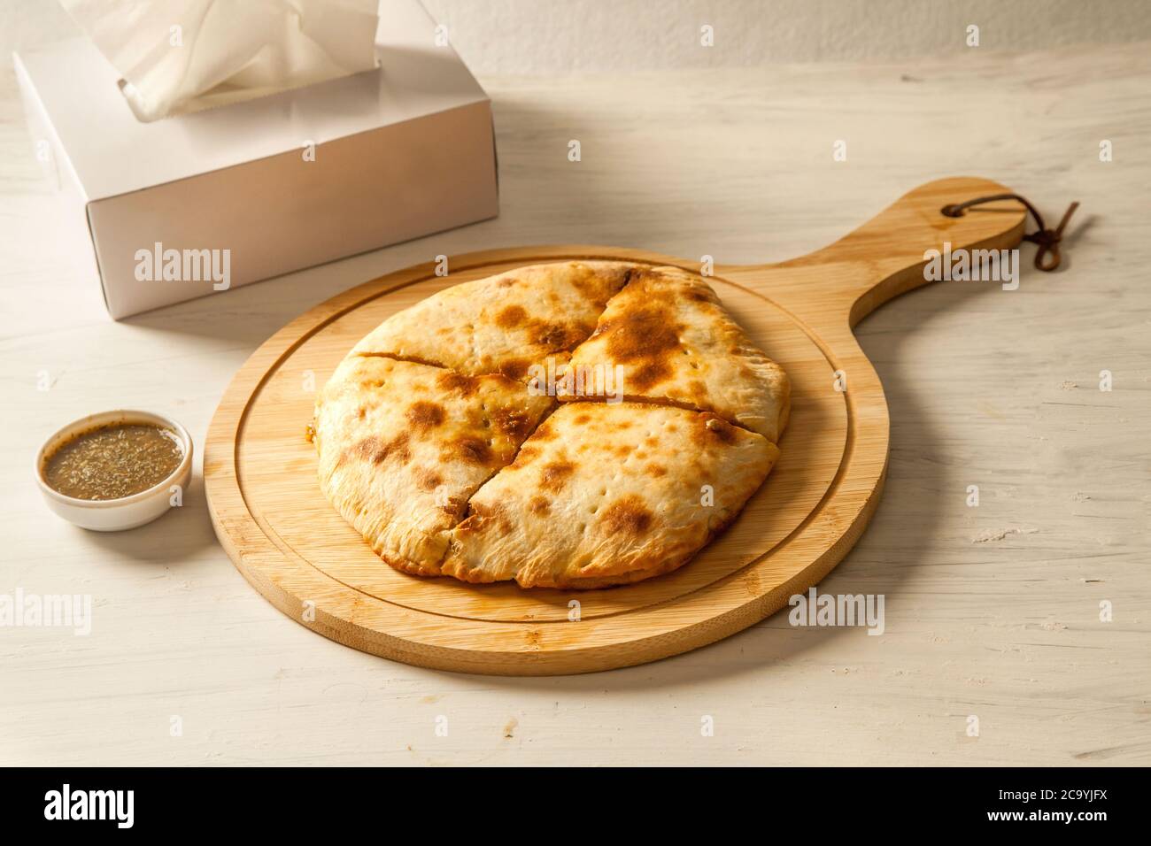Pane di Naan ripieno di carne tritata servito con chutney Foto Stock