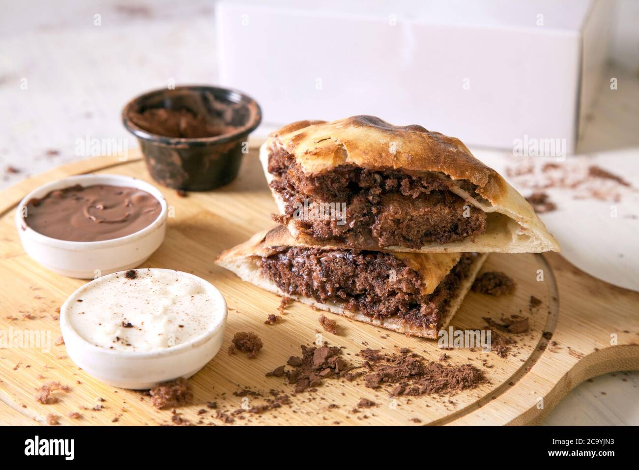 Brownie caldo ripieno in panino di pane naan perfetto cibo fusion da dessert con salse Foto Stock