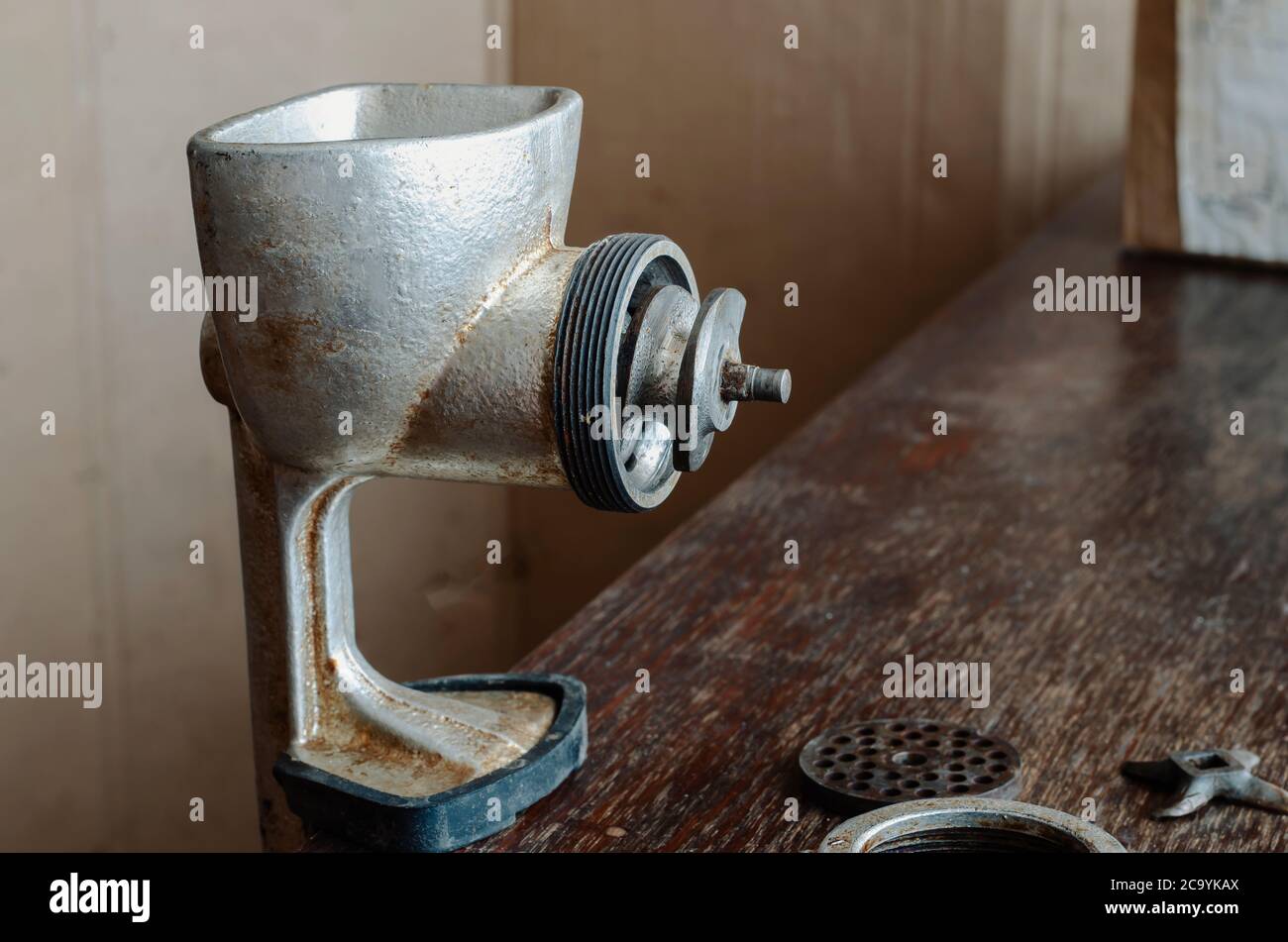 Abbattimento Di Un Uomo Che Macina Carne Con Un Tritacarne Vecchio Stampo  Sul Tavolo Di Legno Fotografia Stock - Immagine di vecchio, antico:  172140810