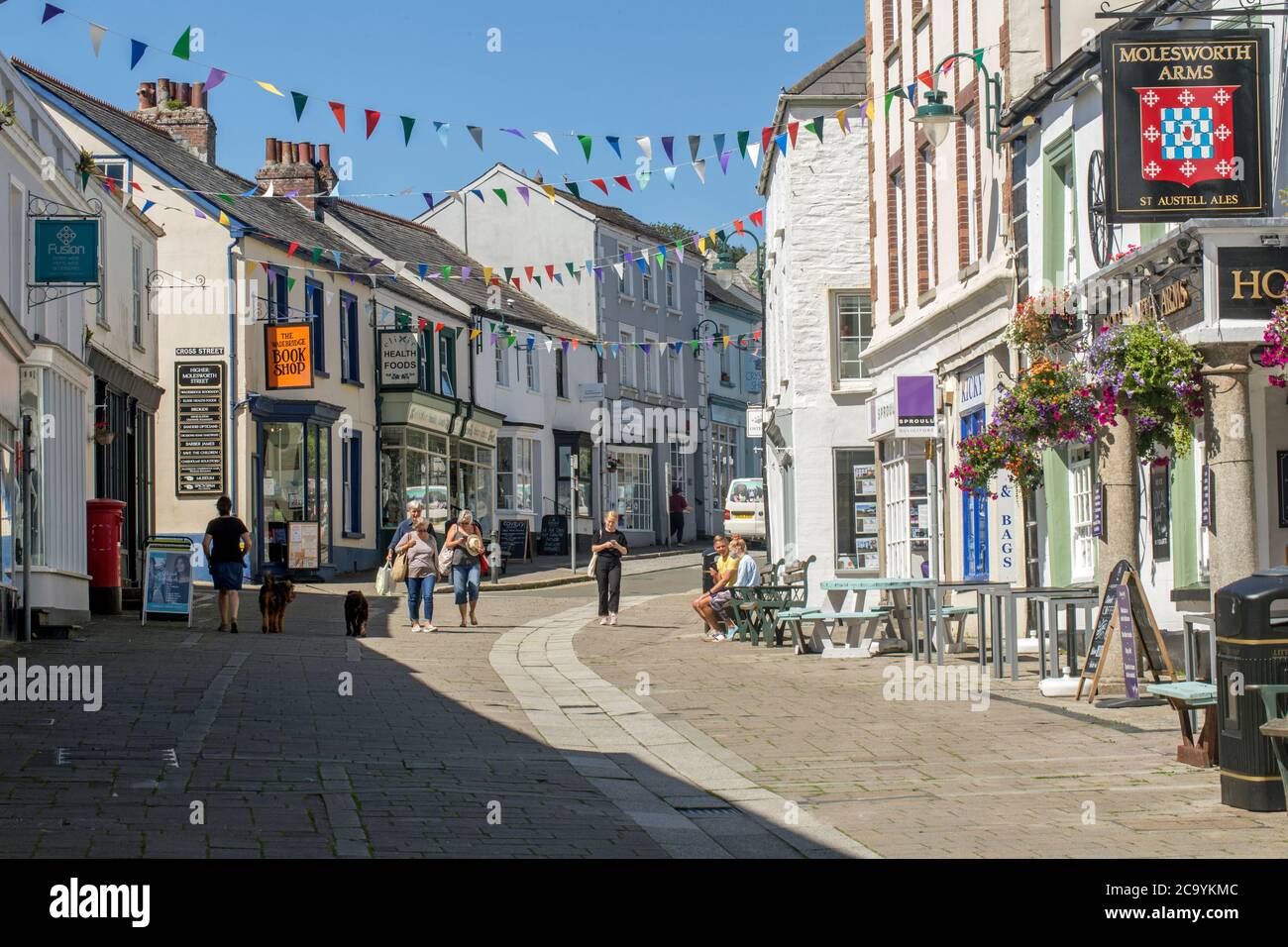 Wadebridge, Cornovaglia, Inghilterra, 30 luglio 2020, gli acquirenti della città prendono le precauzioni per prevenire la diffusione di Covid 19. Foto Stock