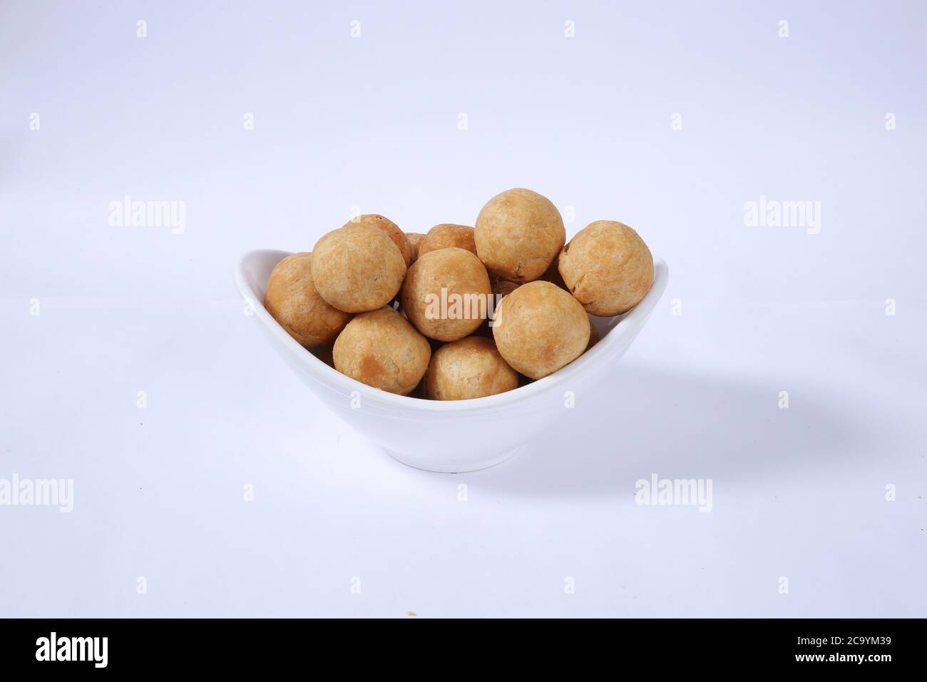 Frutta secca Kachori è una palla piccola e rotonda farcito con masala e cashew ecc, servito con ketchup di pomodoro, fuoco selettivo - immagine Foto Stock