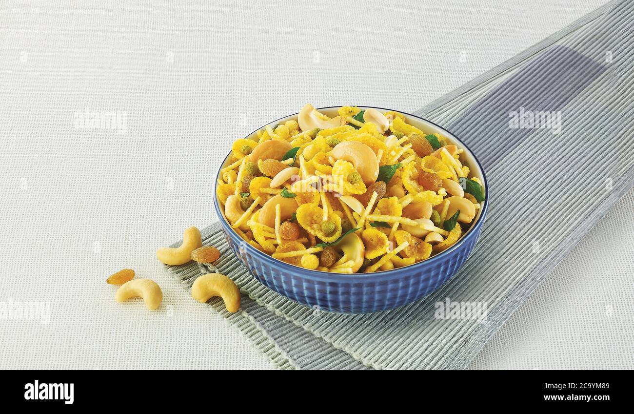 Jada POHA Namkeen Chivda / Thick Pohe Chiwda è uno spuntino in vaso con un mix di sapori dolci, salati e noci, servito con bevande fredde. Fuoco selettivo - i Foto Stock