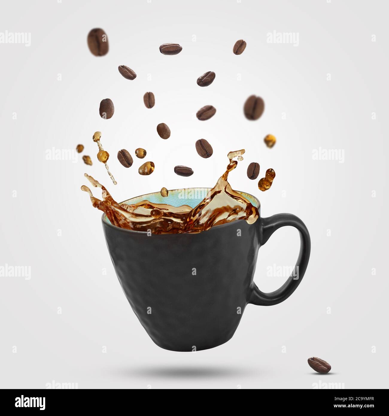 Caffè fuoriuscito dalla tazza Foto Stock