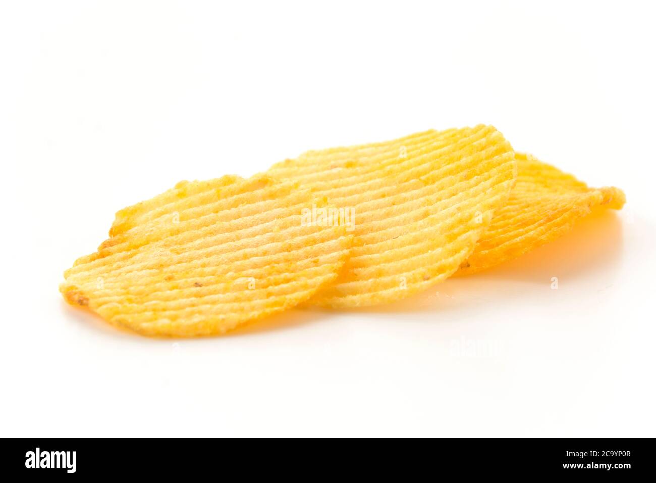 Potato Chips su sfondo bianco Foto Stock