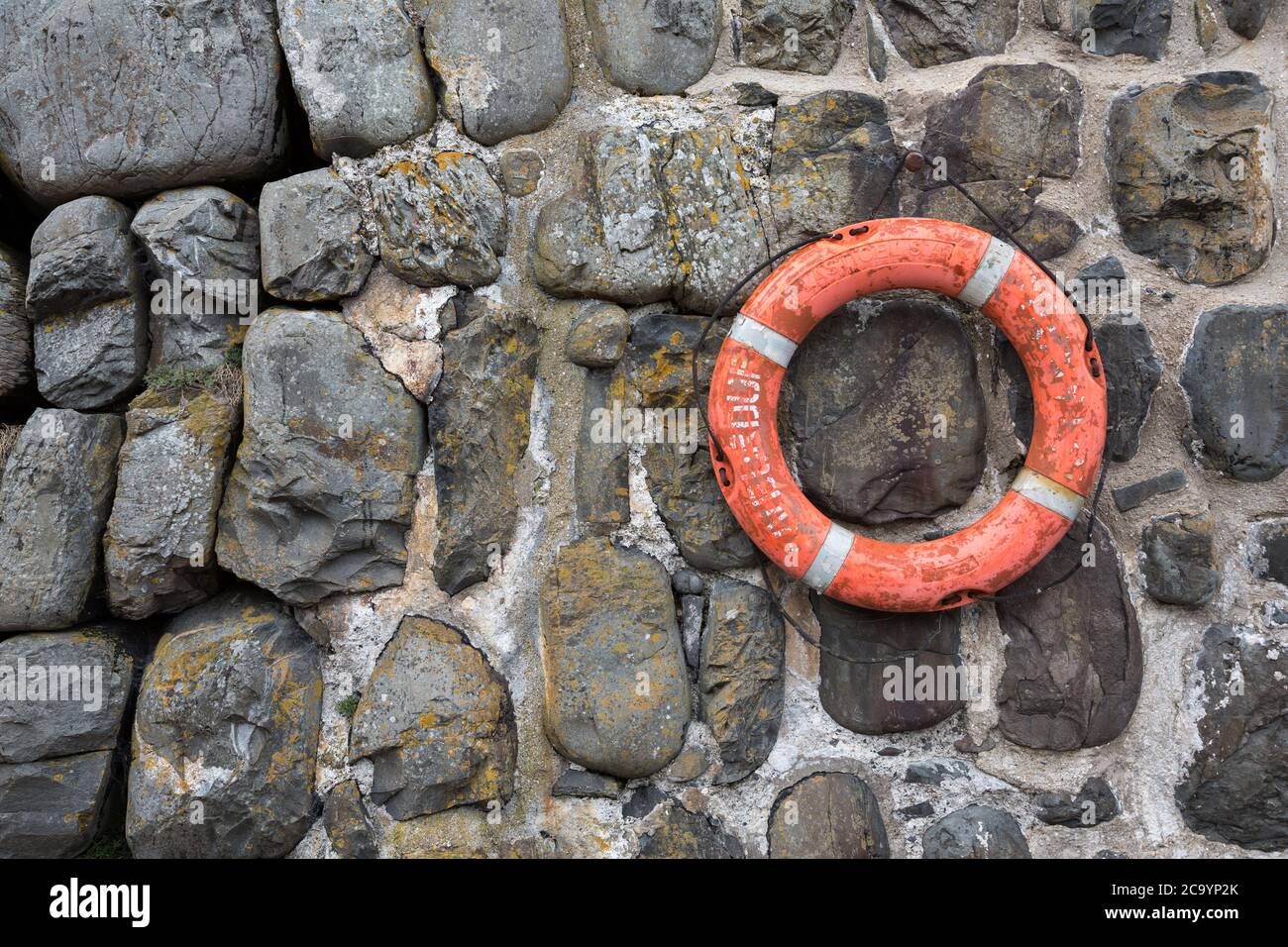 Anello di vita alle intemperie presso la parete del porto di Clovelly, Devon UK Foto Stock