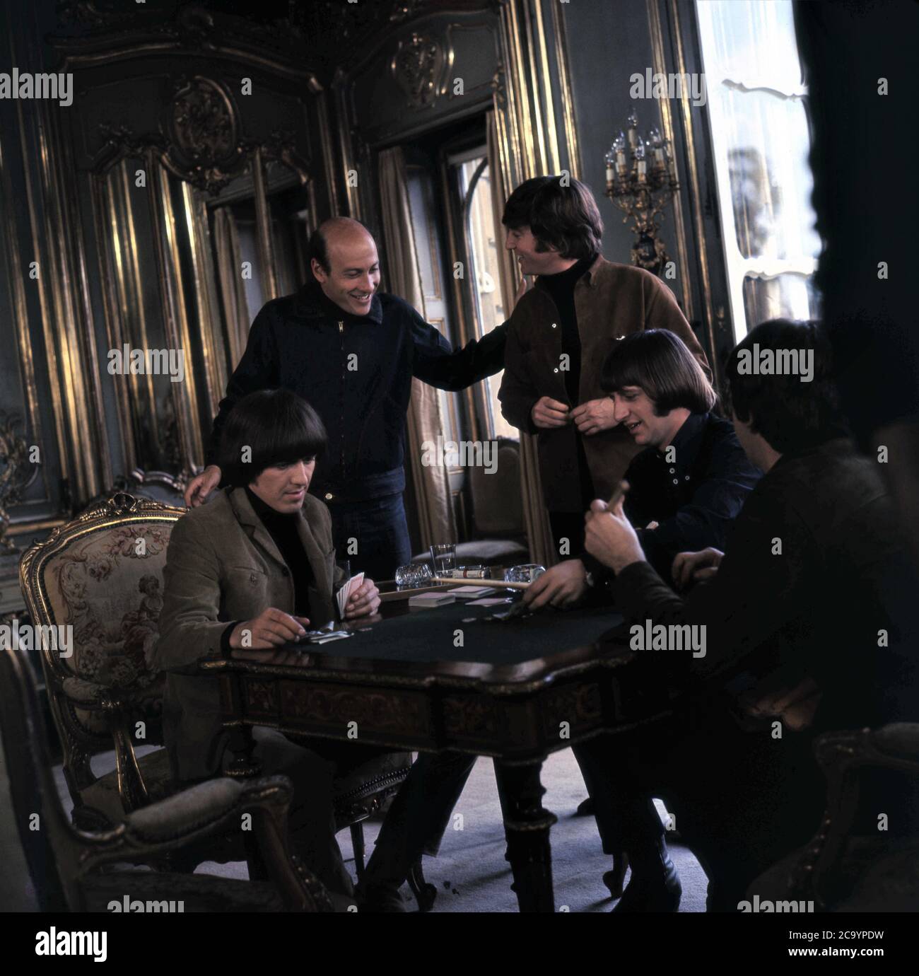 THE BEATLES GEORGE HARRISON Direttore RICHARD LESTER JOHN LENNON RINGO STARR e PAUL McCartney sul set location colore candid a CASA CLIVEDEN durante le riprese DI AIUTO ! 1965 Walter Shenson Films / Subafilms / United Artists Foto Stock