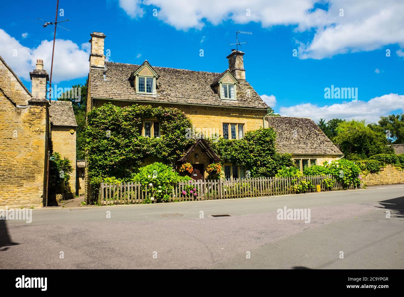 Casa rurale in pietra Cotswworld nella campagna dell'Inghilterra Foto Stock