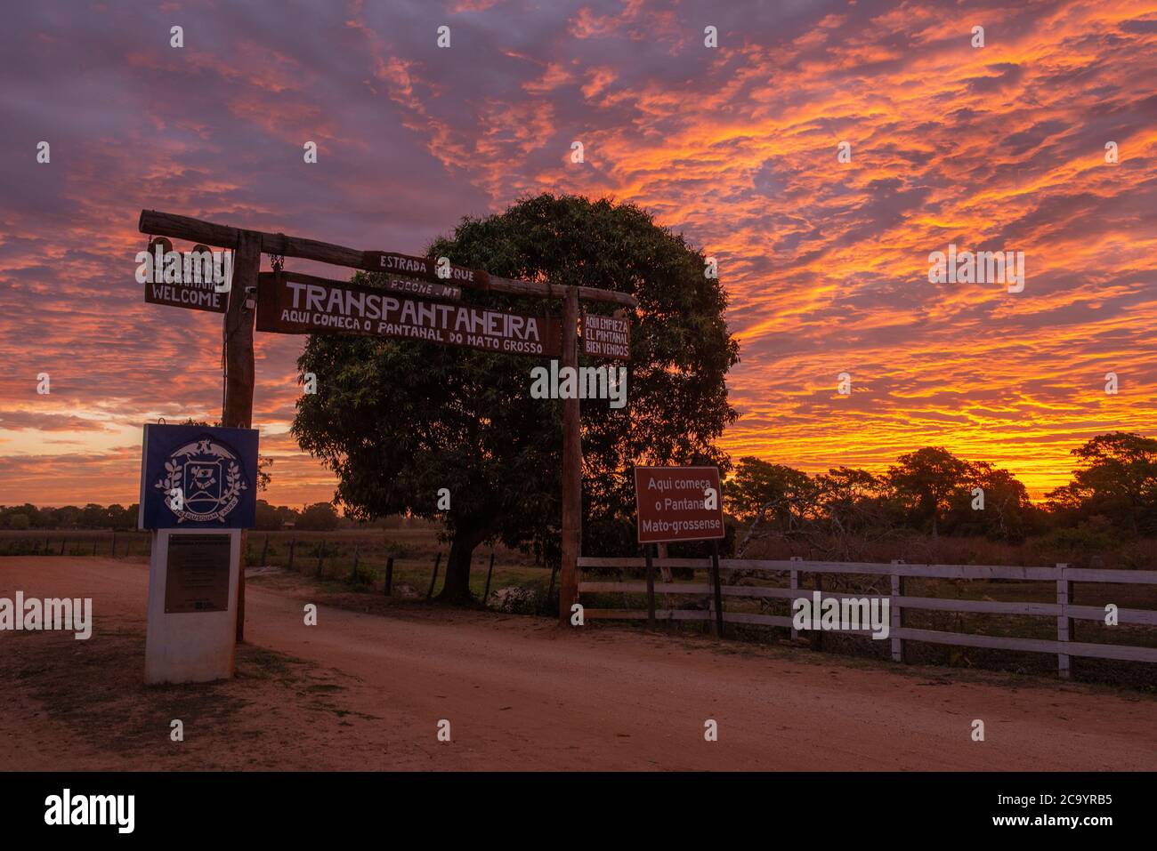 Il famoso portale d'ingresso di Transpantaneira, a Pantanal Nord, Brasile Foto Stock