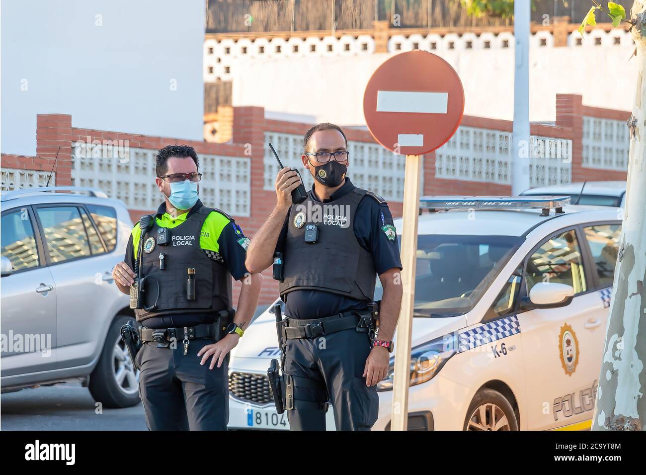 Punta Umbria, Huelva, Spagna - 2 agosto 2020: Polizia spagnola con il logo 'polizia locale' su uniforme mantenere l'ordine pubblico in via Calle ANC Foto Stock
