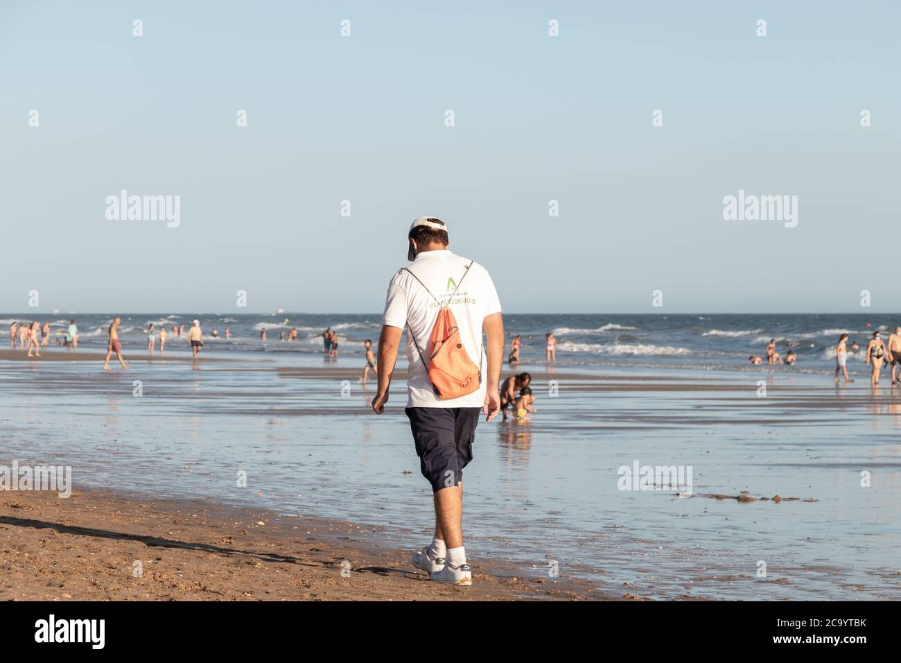 Punta Umbria, Huelva, Spagna - 2 agosto 2020: Guardia di sicurezza della spiaggia di Junta de Andalucia sta controllando l'allontanamento sociale e l'uso della maschera protettiva Foto Stock