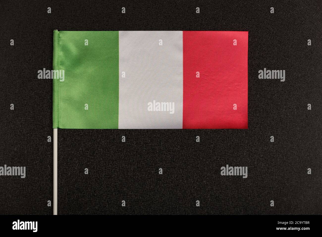 Tricolore bandiera italiana verde bianco rosso su sfondo nero. Bandiera da  tavolo dell'Italia Foto stock - Alamy