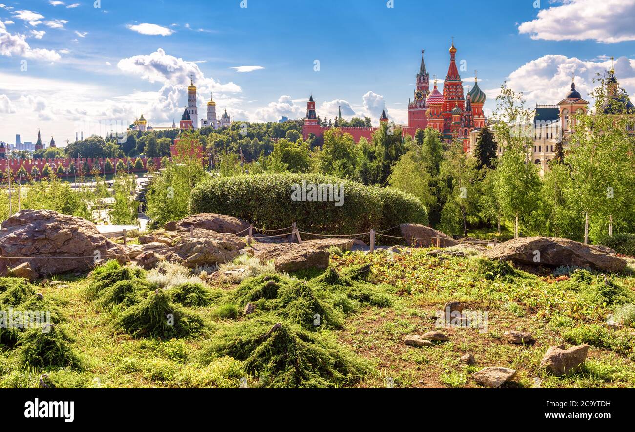 Design paesaggistico nel moderno Parco Zaryadye vicino al famoso Cremlino di Mosca, Russia. Zaryadye è una nuova attrazione turistica di Mosca. Paesaggio urbano, bello Foto Stock