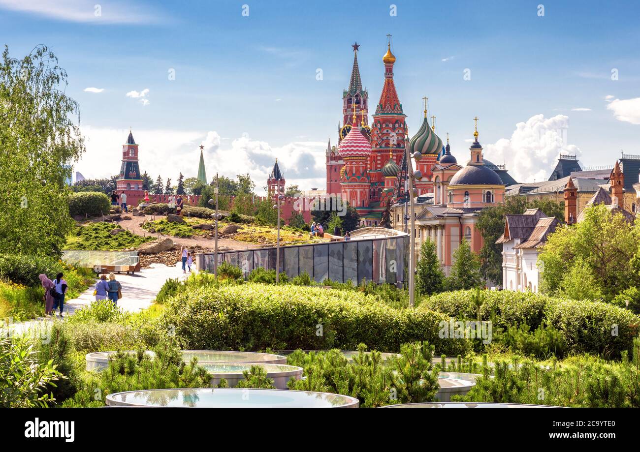 Design paesaggistico nel moderno Parco Zaryadye vicino al Cremlino di Mosca, Russia. Questo posto e' un'attrazione turistica di Mosca. Paesaggio urbano, bella panoramica v Foto Stock
