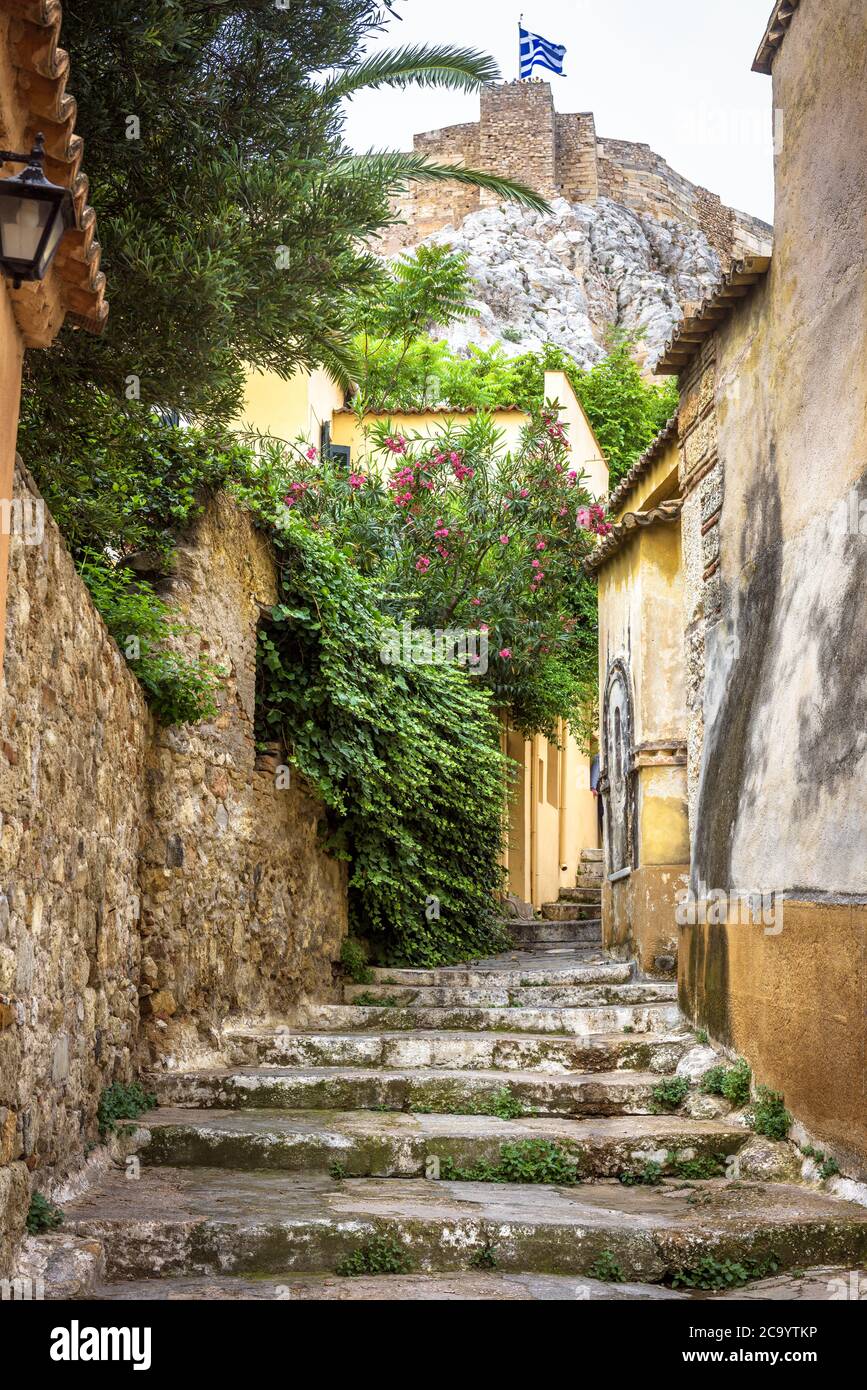 Distretto di Plaka ad Atene, Grecia. Strada stretta con scale vintage e vecchie case, vicolo tradizionale che si affaccia sulla famosa Acropoli di Atene. Plaka lo è Foto Stock