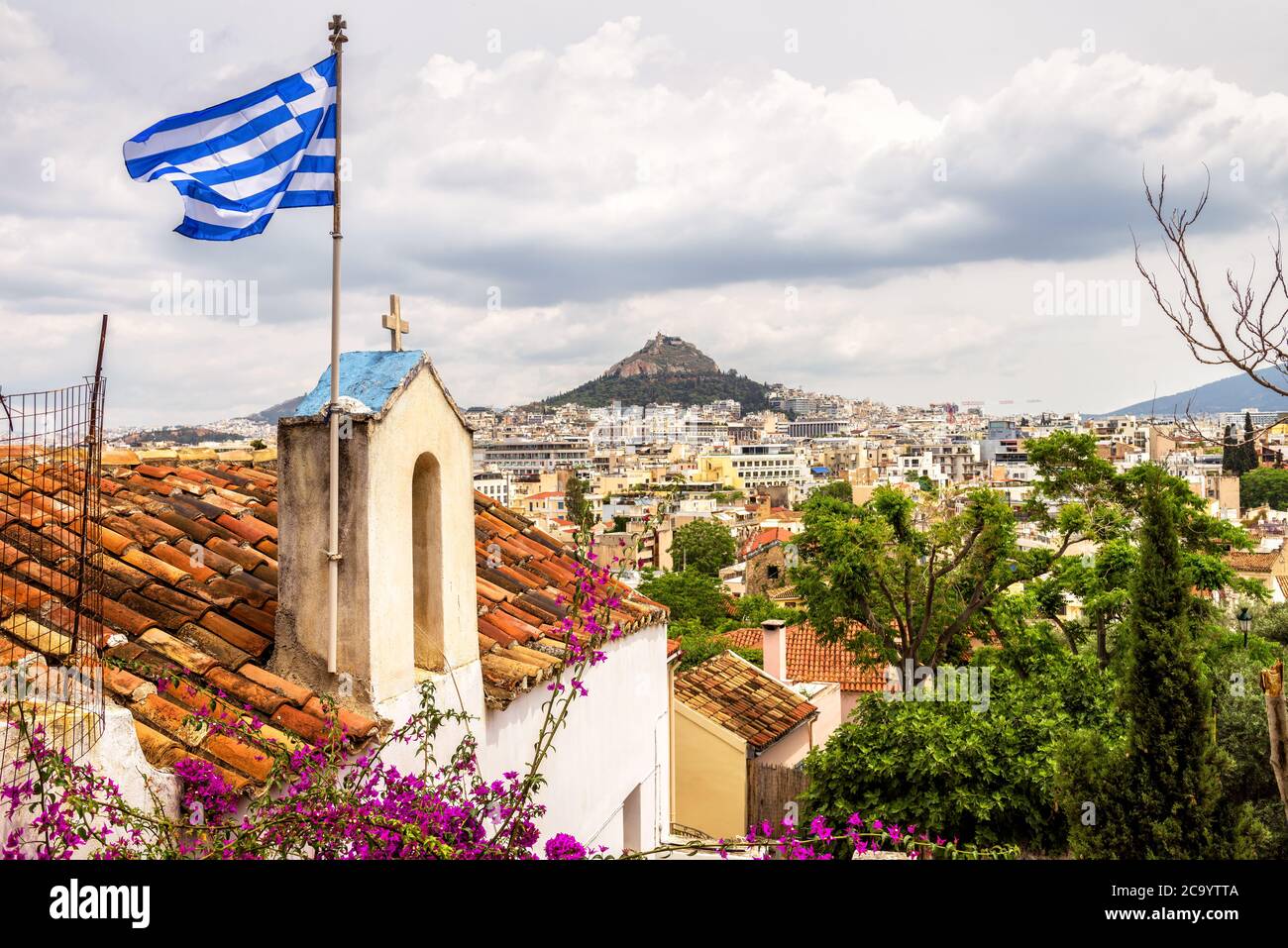Skyline di Atene, vista panoramica da Anafiotika nel quartiere di Plaka, Grecia. Plaka è una famosa attrazione turistica di Atene. Vecchia casa o chiesa con greco Foto Stock