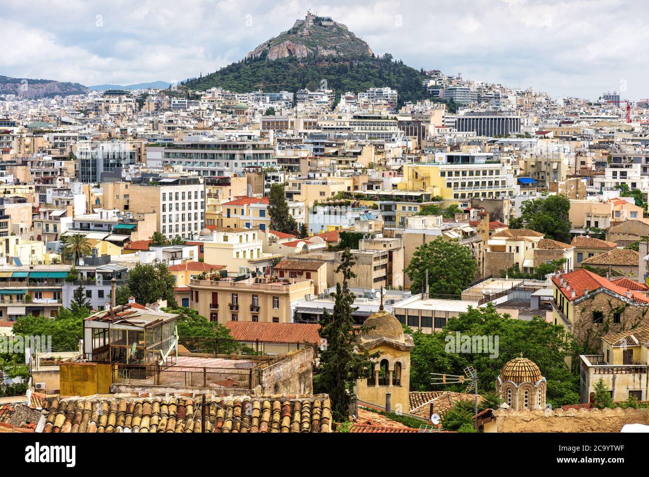 Paesaggio urbano di Atene, vista panoramica dal distretto di Plaka, Grecia. Paesaggio urbano di Atene con il Monte Licabetto, punto di riferimento naturale della città. Skyline di AT Foto Stock