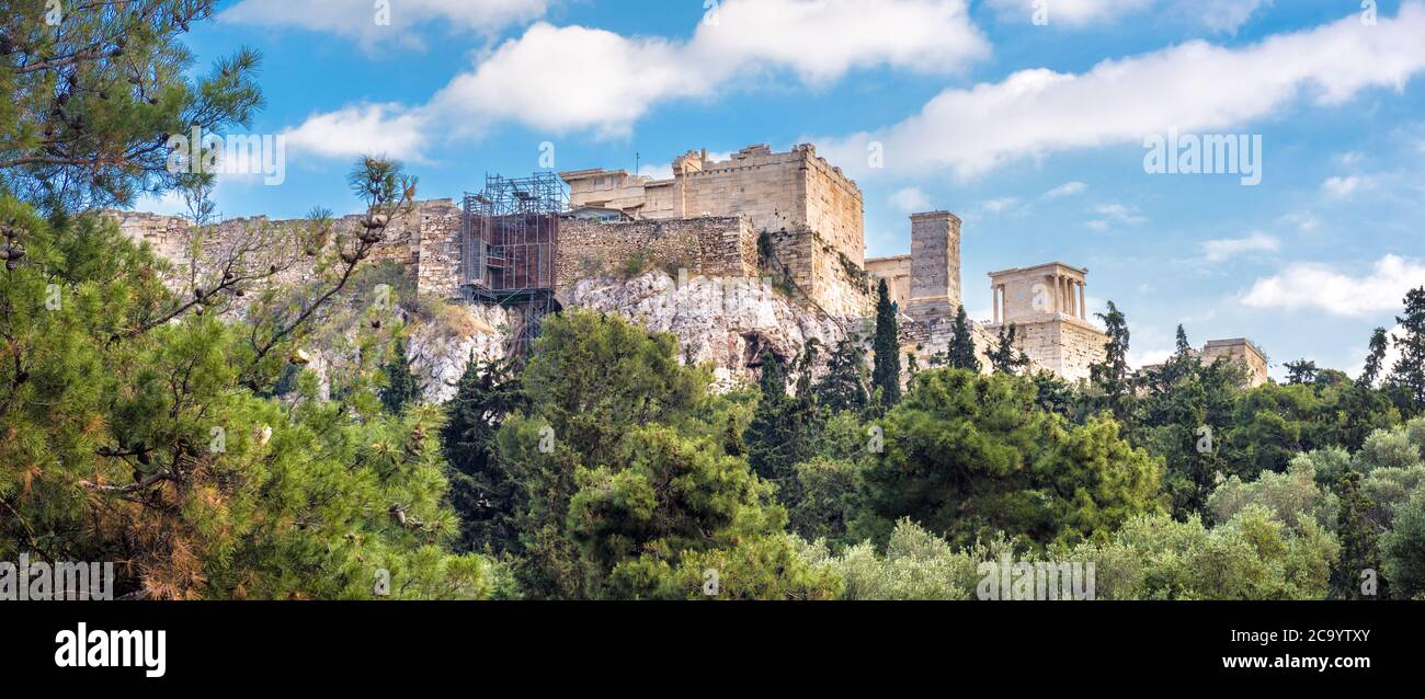 Acropoli con antiche rovine greche, Atene, Grecia. E' il punto di riferimento di Atene. Vista panoramica della vecchia Propylaea sulla collina dell'Acropoli, paesaggio Foto Stock