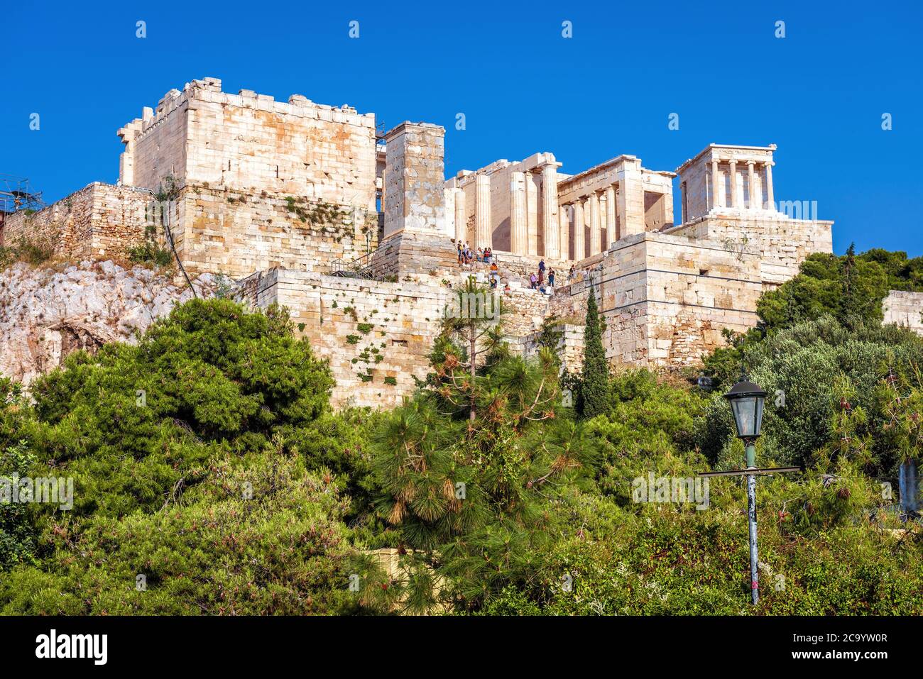 Acropoli di Atene in estate, Grecia. E' la principale attrazione turistica della vecchia Atene. Vista della famosa Propylaea antica, le porte d'ingresso all'Acropoli. Scen Foto Stock