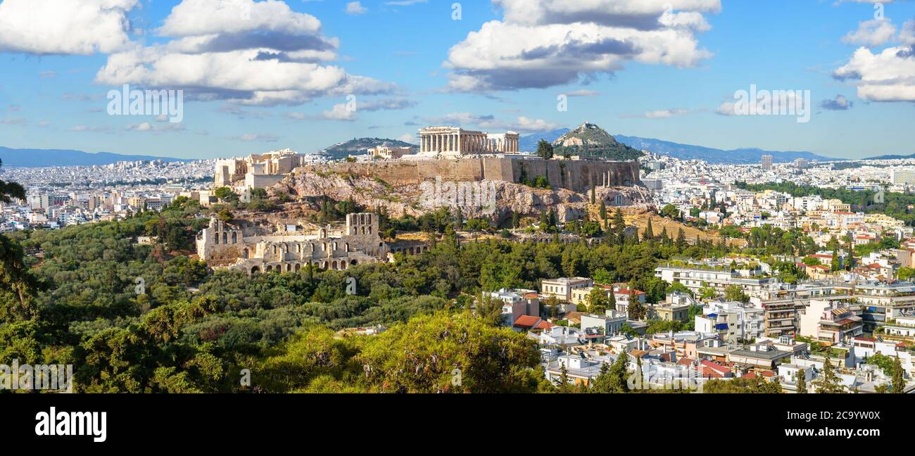Paesaggio di Atene, Grecia. Vista panoramica della collina dell'Acropoli con le rovine greche antiche nel centro di Atene. L'Acropoli è il punto di riferimento principale di Atha Foto Stock