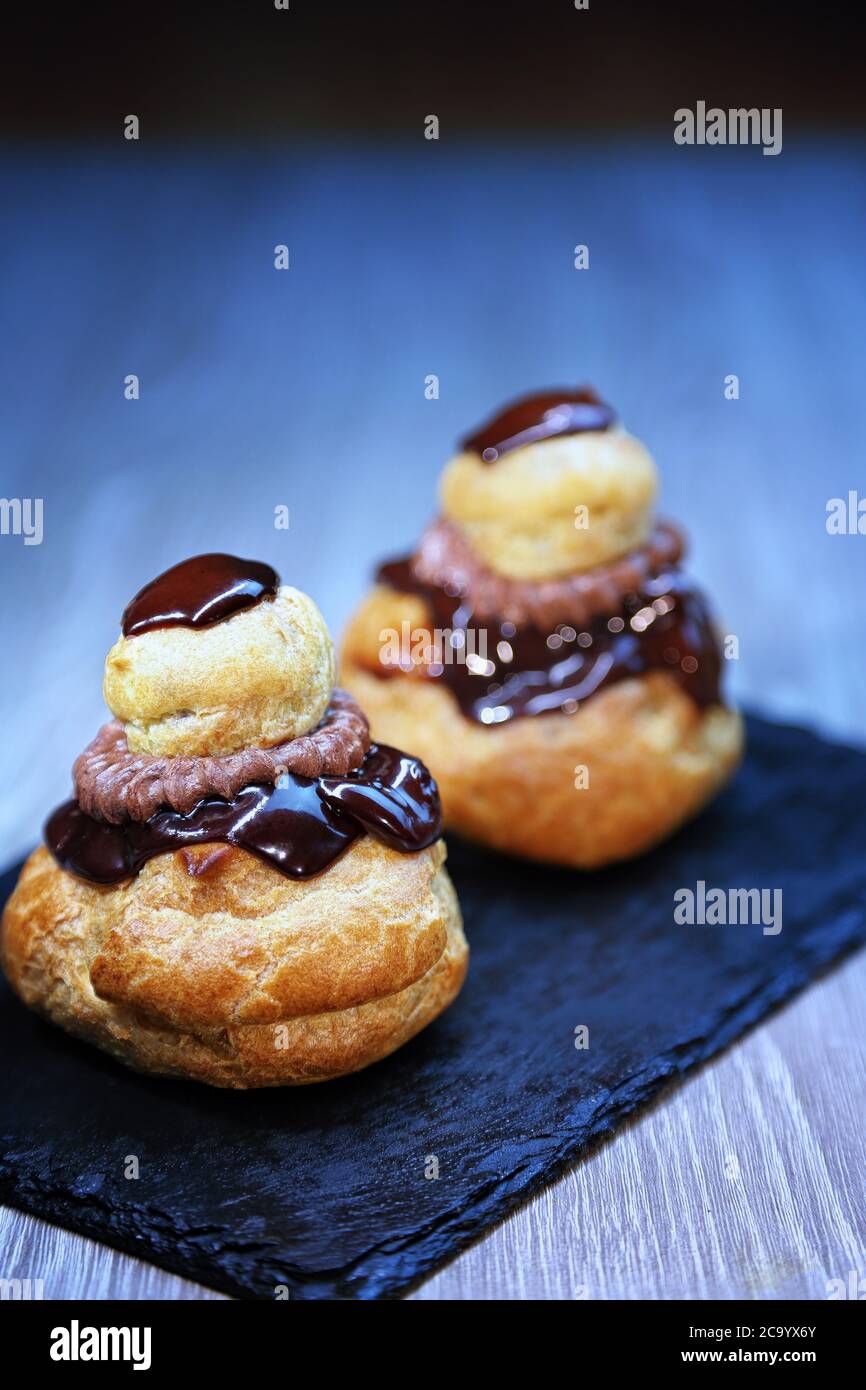 Religioso, pasticceria francese di cioccolato su un tavolo Foto Stock