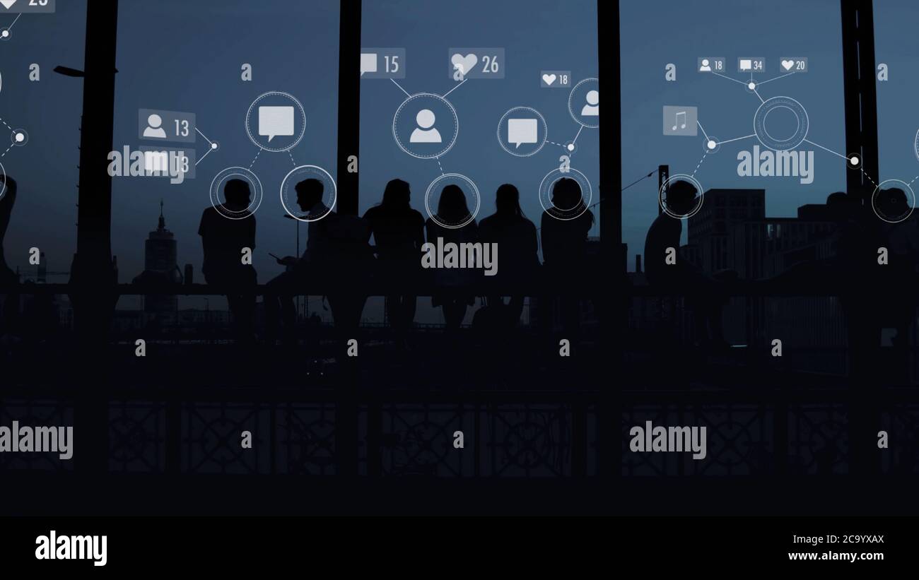 Sillhouettes di un gruppo di giovani che usano i social media - grafici, messaggi, contatti, chat Foto Stock
