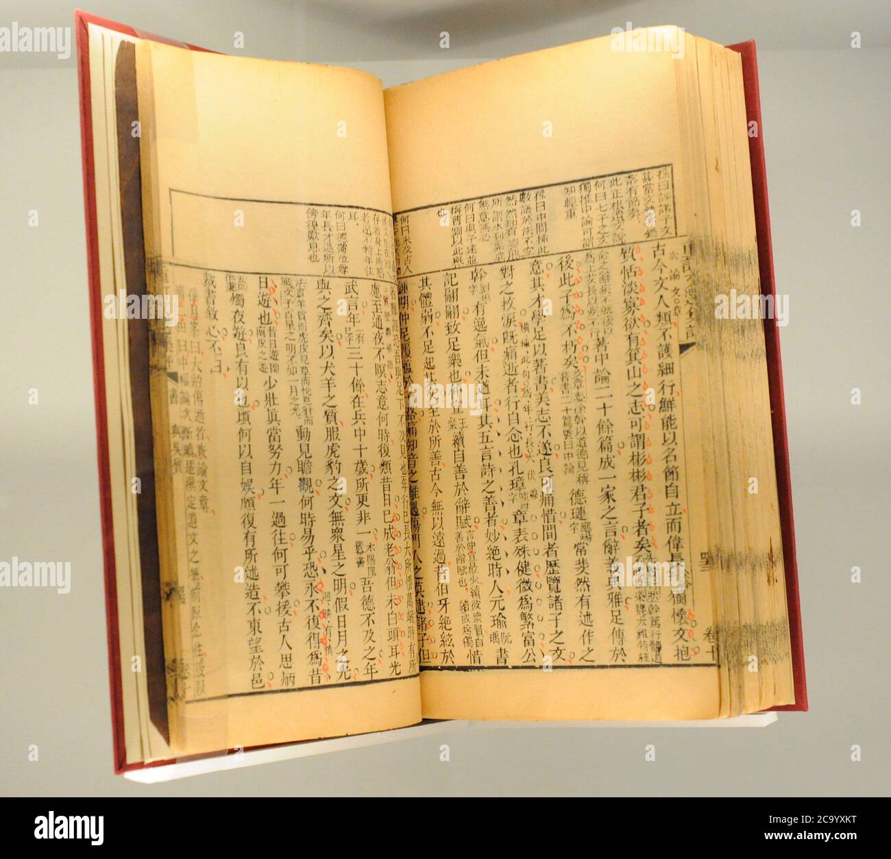 Cinque volumi del Wen Xuan. Selezione di poesie e prose compilate tra il 520 e il 530 d.C. da Xiao Tong e da un gruppo di studiosi. 18 ° secolo. Cina. Museo Navale. Madrid. Spagna. Foto Stock