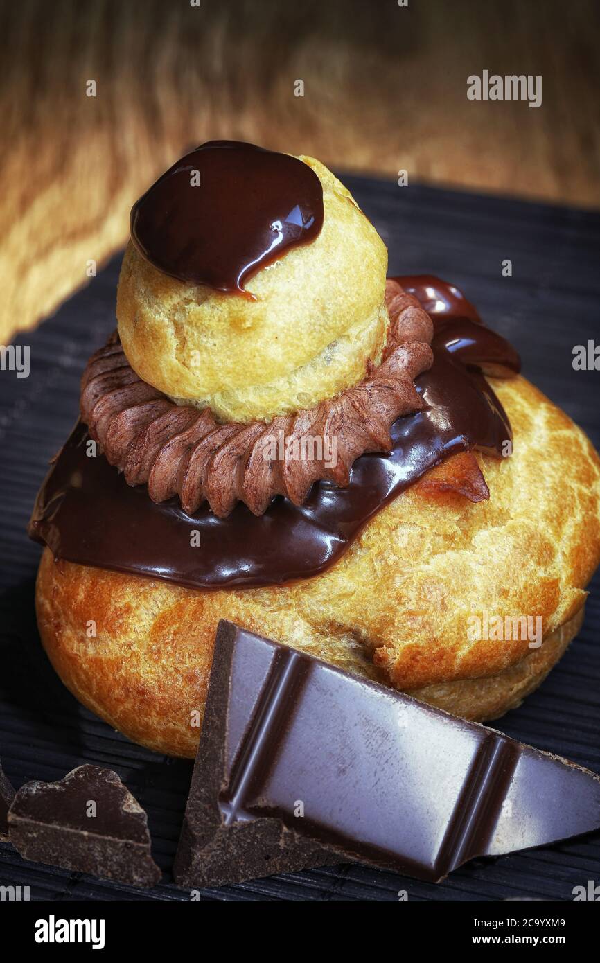 Religioso, pasticceria francese di cioccolato su un tavolo Foto Stock