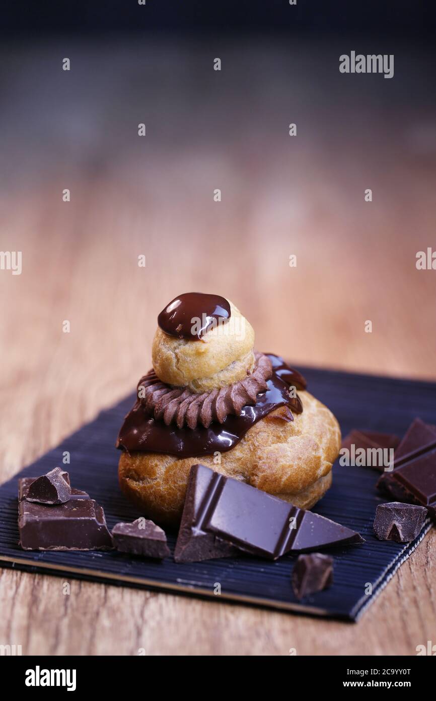 Religioso, pasticceria francese di cioccolato su un tavolo Foto Stock