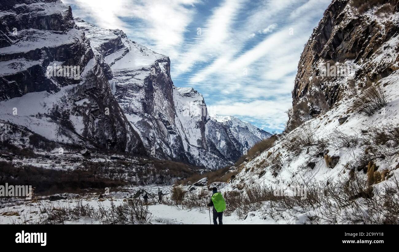 Un trekking a piedi il santuario Annapurna trekking. Annapurna base Camp corso di trekking, Himalaya, Nepal. Paesaggio di alta montagna coperta di neve. Foto Stock