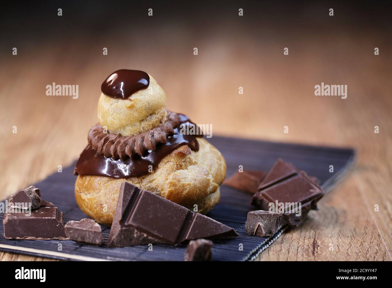 Religioso, pasticceria francese di cioccolato su un tavolo Foto Stock