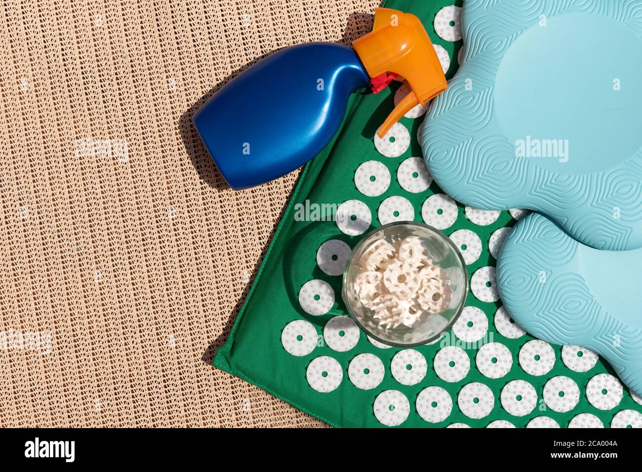 Tappetino massaggiante con protezione solare e accessorio yoga. Foto Stock