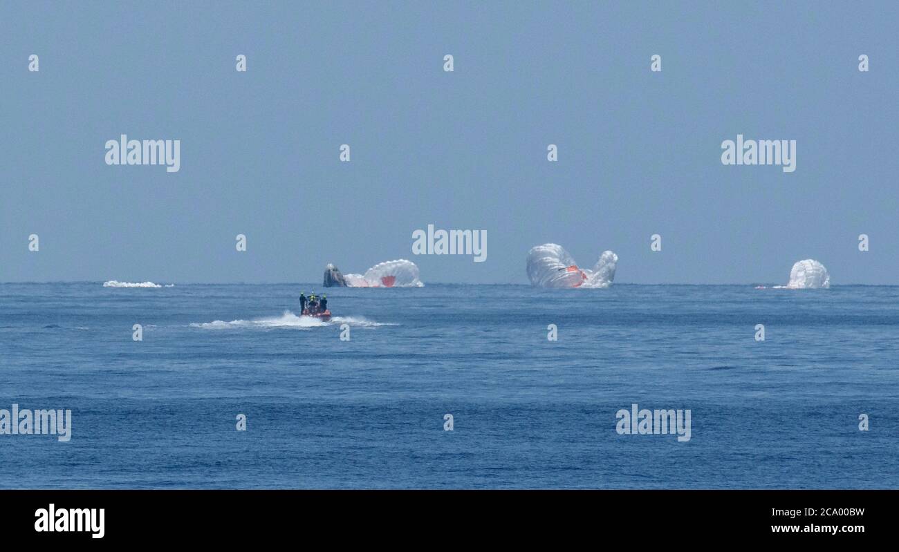 Pensacola, Stati Uniti d'America. 02 agosto 2020. Pensacola, Stati Uniti d'America. 02 agosto 2020. La navicella spaziale SpaceX Crew Dragon Endeavour si tuffa nel Golfo del Messico il 2 agosto 2020 al largo della costa di Pensacola, Florida. Il volo di prova Demo-2 per il programma Commercial Crew della NASA ha trasportato gli astronauti Robert Behnken e Douglas Hurley alla Stazione spaziale Internazionale e li ha restituiti in modo sicuro alla Terra a bordo di un veicolo spaziale costruito e gestito in commercio. Credit: Bill Ingalls/NASA/Alamy Live News Foto Stock