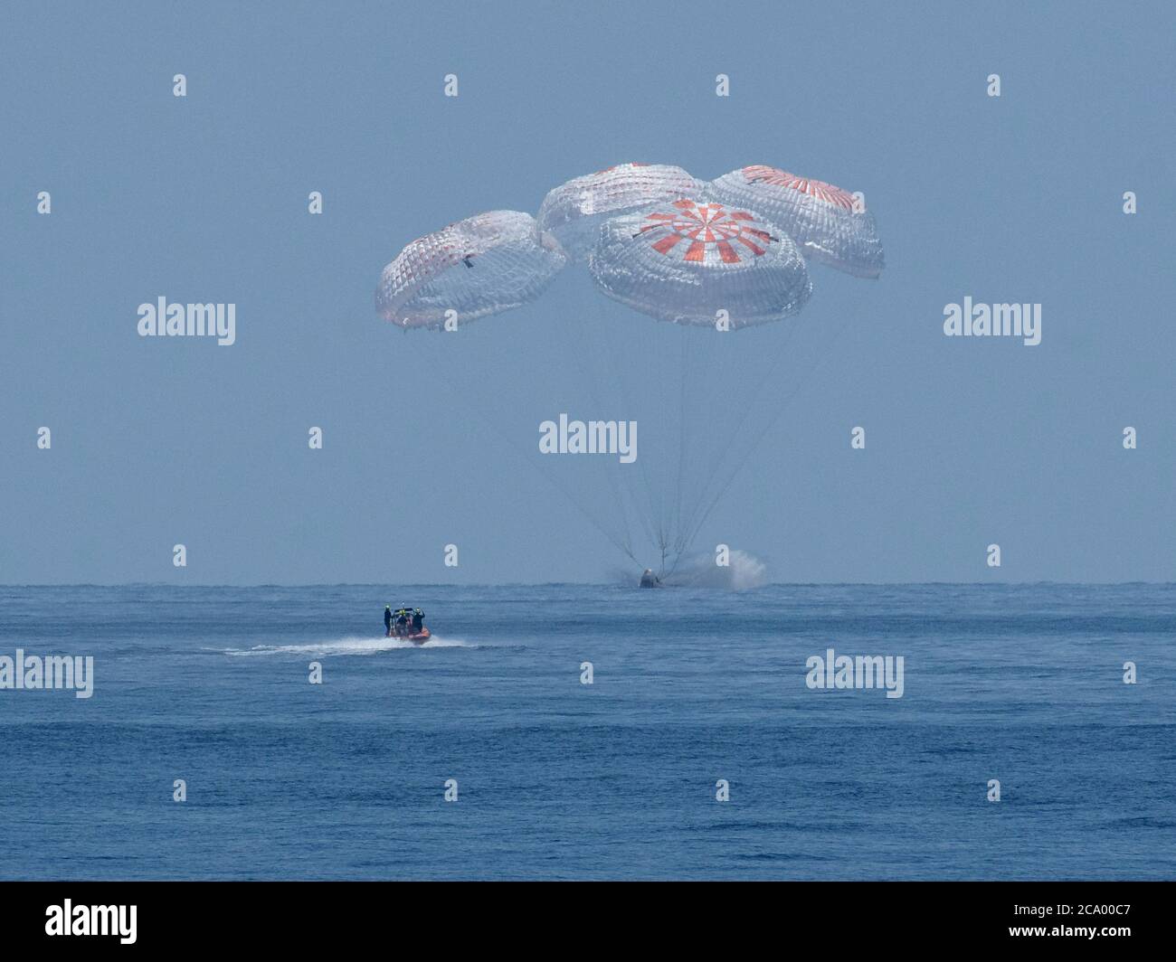 Pensacola, Stati Uniti d'America. 02 agosto 2020. Pensacola, Stati Uniti d'America. 02 agosto 2020. La navicella spaziale SpaceX Crew Dragon Endeavour si tuffa nel Golfo del Messico il 2 agosto 2020 al largo della costa di Pensacola, Florida. Il volo di prova Demo-2 per il programma Commercial Crew della NASA ha trasportato gli astronauti Robert Behnken e Douglas Hurley alla Stazione spaziale Internazionale e li ha restituiti in modo sicuro alla Terra a bordo di un veicolo spaziale costruito e gestito in commercio. Credit: Bill Ingalls/NASA/Alamy Live News Foto Stock