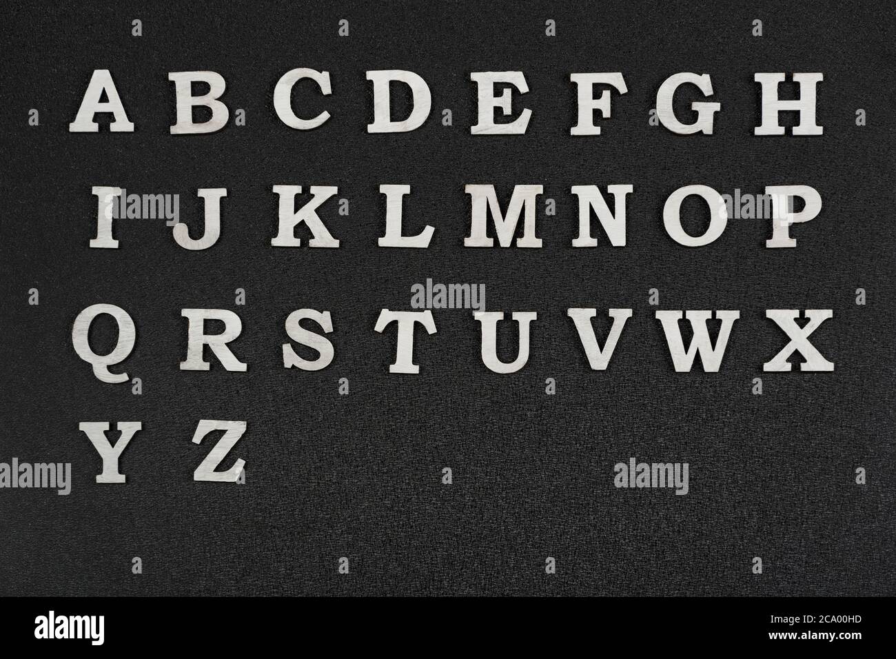Lettere alfabetiche su sfondo nero. Lettere A-Z in ordine alfabetico. Foto Stock