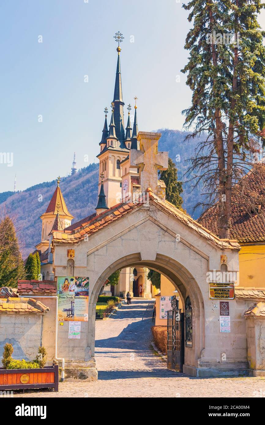 Brasov, Romania - 24 marzo 2015: La porta d'ingresso e San Nicola o San Francisco. Chiesa di Nicolae in Transilvania Foto Stock